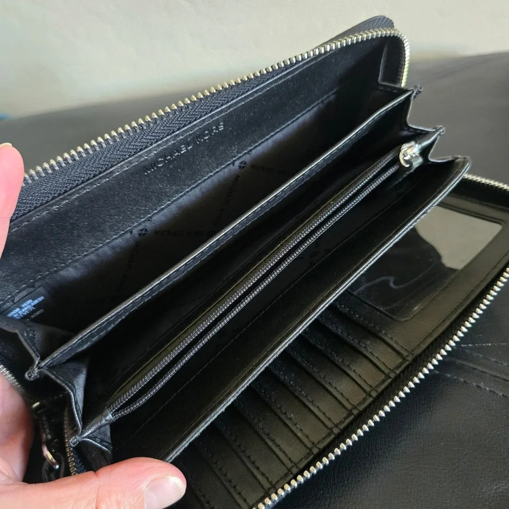 Michael Kors Jet Set Travel Large Peddled Leather Wrislet Wallet Black